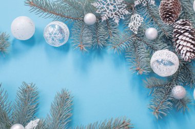 Mavi kağıt arka planda Noel süslemeleri