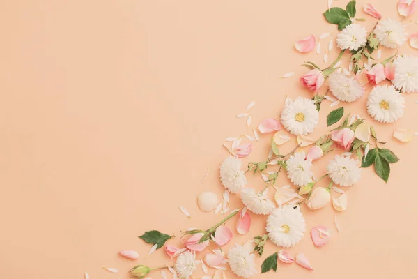 Rózsaszín Fehér Virágok Papíron Háttér — Stock Fotó