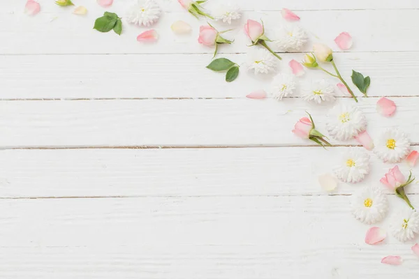 Roze Witte Bloemen Witte Houten Achtergrond — Stockfoto
