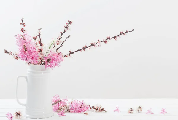 Flores Primavera Jarrón Sobre Fondo Blanco — Foto de Stock