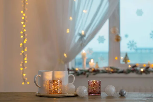 Dos Tazas Blancas Con Decoraciones Navidad Ventana Fondo — Foto de Stock