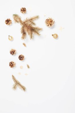 Beyaz arka planda altın Noel süslemeleri