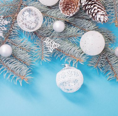 Mavi kağıt arka planda Noel süslemeleri