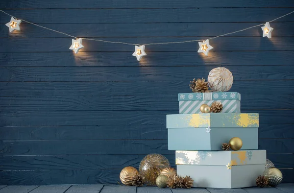 Mavi Ahşap Arka Planda Altın Süslemeli Noel Hediyeleri — Stok fotoğraf