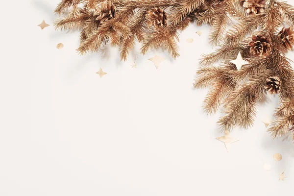 Beyaz arka planda altın Noel süslemeleri