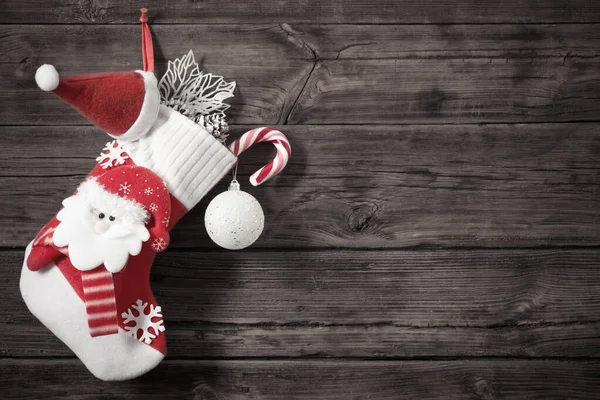Рождественский Чулок Подарками Висит Темном Старом Деревянном Фоне — стоковое фото