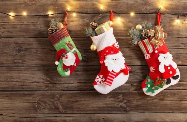 圣诞长袜 礼物挂在深色的木制背景上 — 图库照片