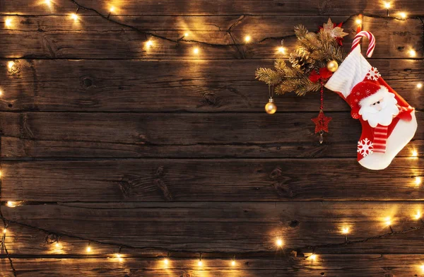 Medias Navidad Con Regalos Colgando Sobre Fondo Oscuro Madera Vieja — Foto de Stock