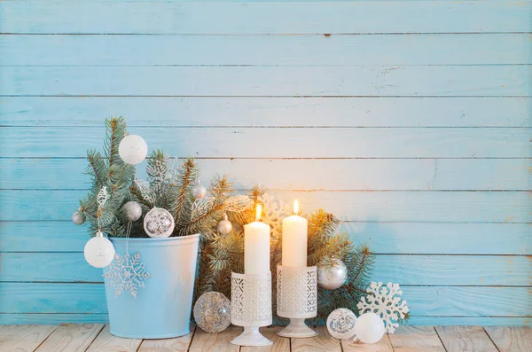 Witte Kerstversiering Blauwe Houten Achtergrond — Stockfoto