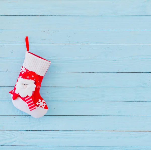 Meia Natal Com Presentes Pendurados Fundo Madeira Azul — Fotografia de Stock