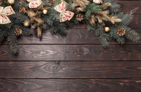 Sparren Takken Met Kerstdecor Oude Donkere Houten Achtergrond — Stockfoto