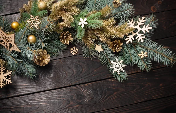 나무로 벽지에 크리스마스 장식이 전나무 가지들 — 스톡 사진