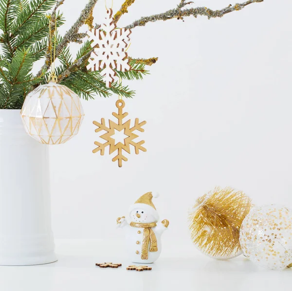 Modernes Weihnachtssillenleben Krug Mit Schneemann Auf Weißem Hintergrund — Stockfoto