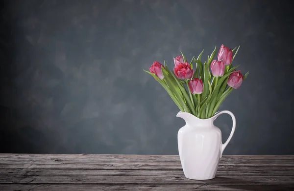 Gyönyörű Tulipán Fehér Kancsó Sötét Háttér — Stock Fotó