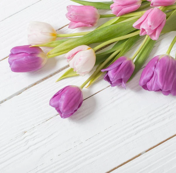 Belas Tulipas Fundo Madeira Branco — Fotografia de Stock