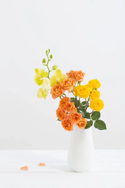 Rosen Und Orchideen Der Vase Auf Weißem Hintergrund — Stockfoto