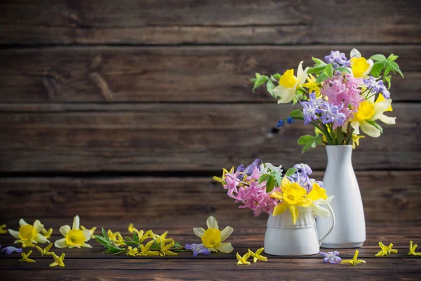 Koyu Eski Ahşap Arka Planda Güzel Bahar Çiçekleri — Stok fotoğraf