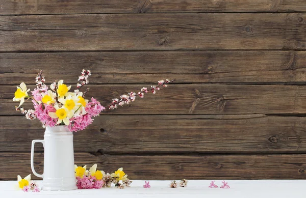 Jarní Květiny Bílém Džbánu Dřevěném Pozadí — Stock fotografie