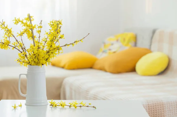 Jarní Žluté Květy Váze Moderním Interiéru — Stock fotografie