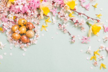 Yumurta ve çiçekli Paskalya arkaplanı