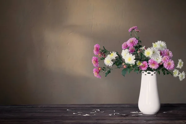 Chrysanthemen Vase Auf Altem Holztisch — Stockfoto