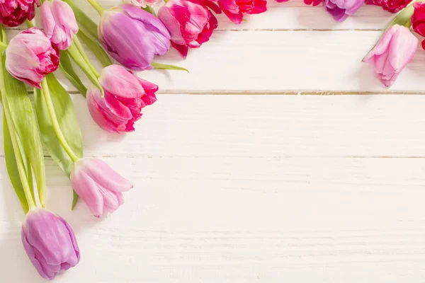 Hermosos Tulipanes Sobre Fondo Madera Blanca — Foto de Stock
