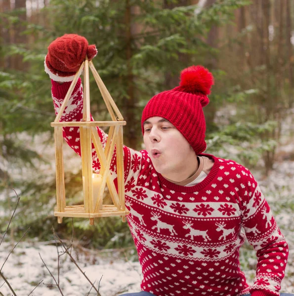 Смішний Молодий Чоловік Червоній Шапці Зимовому Лісі — стокове фото