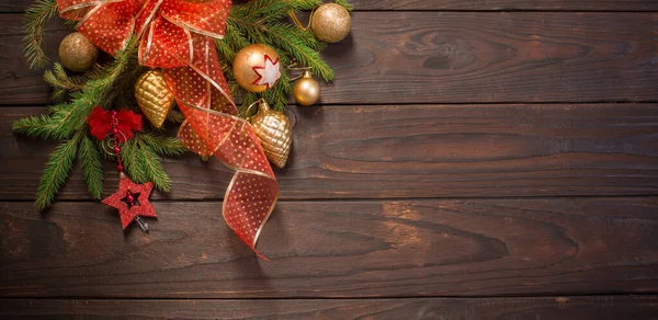 Decoración Navidad Roja Dorada Con Vela Encendida Sobre Fondo Madera —  Fotos de Stock