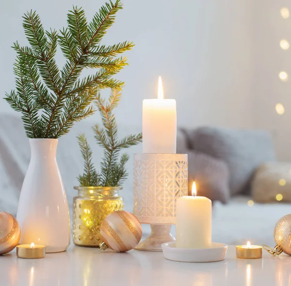 Kerstversiering Met Brandende Kaarsen Wit Interieur — Stockfoto