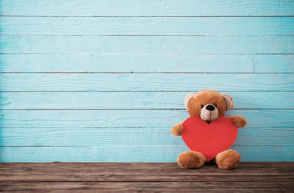 Osito Peluche Con Corazón Rojo Sobre Fondo Madera Viejo Concepto —  Fotos de Stock