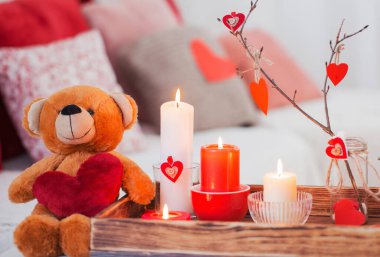 İç taraftaki beyaz masada mum yakmak. Sevgililer Günü konsepti