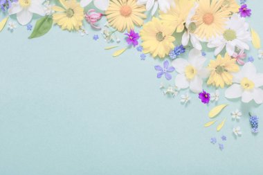 Mavi kağıtta güzel çiçekler