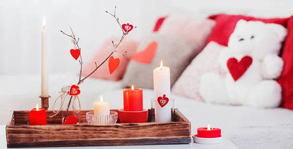 在室内的白桌子上点着蜡烛 情人节的概念 — 图库照片