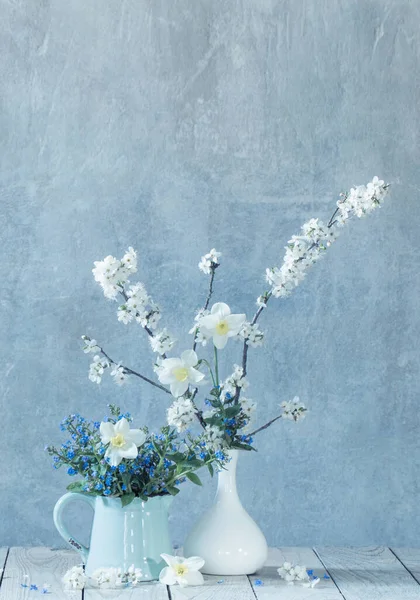Arka Plandaki Vazolarda Bahar Çiçekleri Eski Duvarda — Stok fotoğraf