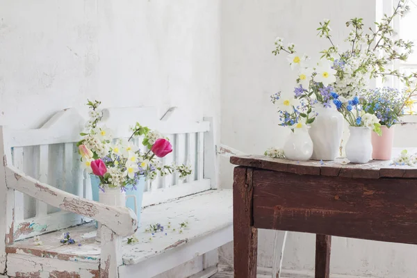 Spring Flowers Vintage White Interior Old Wooden Bench — Stock Photo, Image