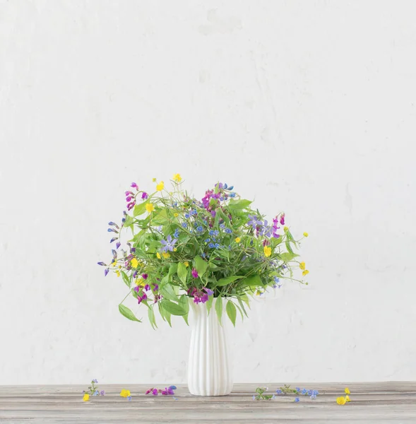 Estate Fiori Selvatici Vaso Sfondo Bianco — Foto Stock