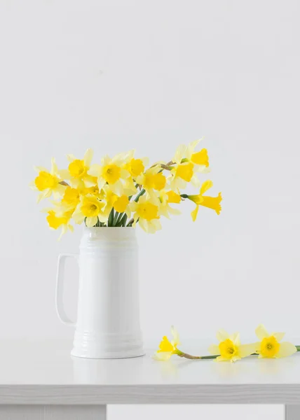 Sárga Tavaszi Virágok Fehér Háttér — Stock Fotó
