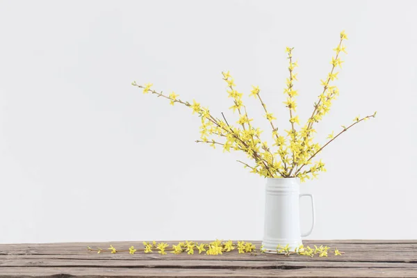 Lente Gele Bloemen Witte Kan Witte Achtergrond — Stockfoto