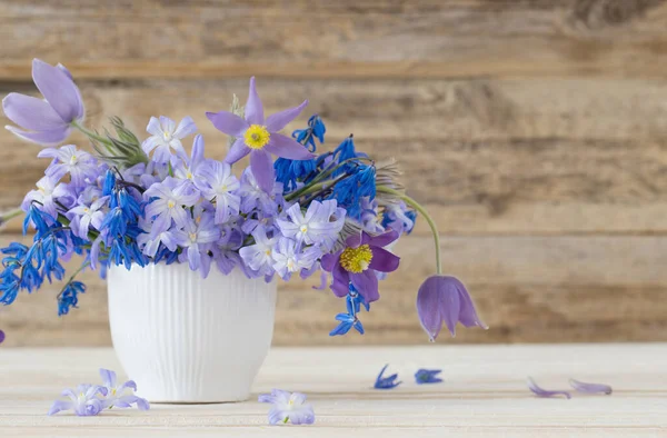 Eski Koyu Ahşap Arka Planda Mavi Bahar Çiçekleri — Stok fotoğraf