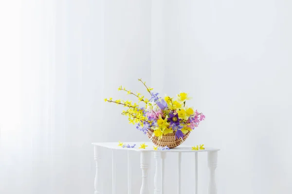 Wiosenne Kwiaty Koszyku Białym Wnętrzu — Zdjęcie stockowe