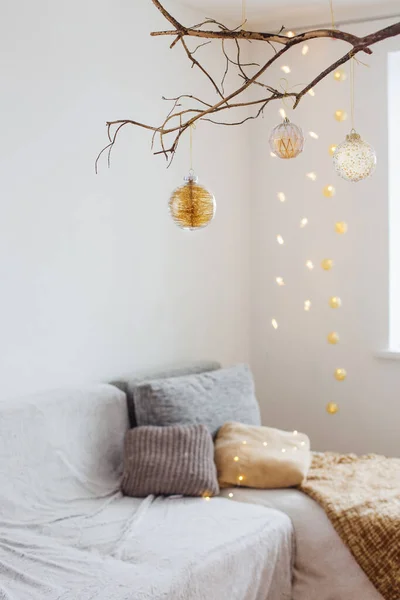 Boules Noël Sur Branche Dorée Intérieur Blanc — Photo