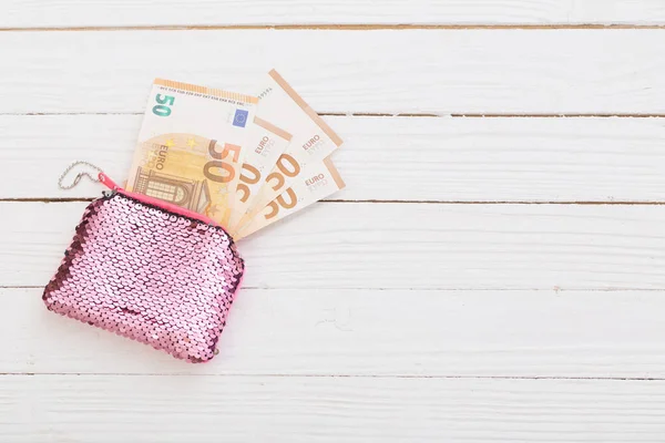 Billetera Mujer Rosa Con Euro Sobre Fondo Madera Blanca —  Fotos de Stock