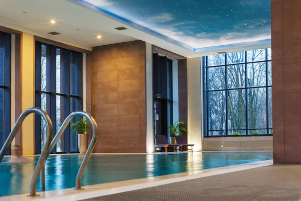 Interieur Van Het Hotel Zwembad Met Panoramische Ramen — Stockfoto