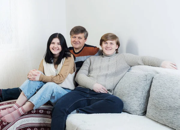 父親と10代の子供2人が家でソファで — ストック写真
