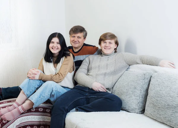 Pai Duas Crianças Adolescentes Sofá Casa — Fotografia de Stock