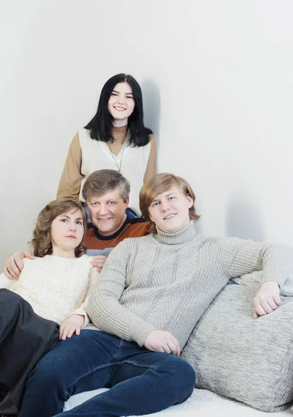 Evdeki Mutlu Aile Portresi — Stok fotoğraf