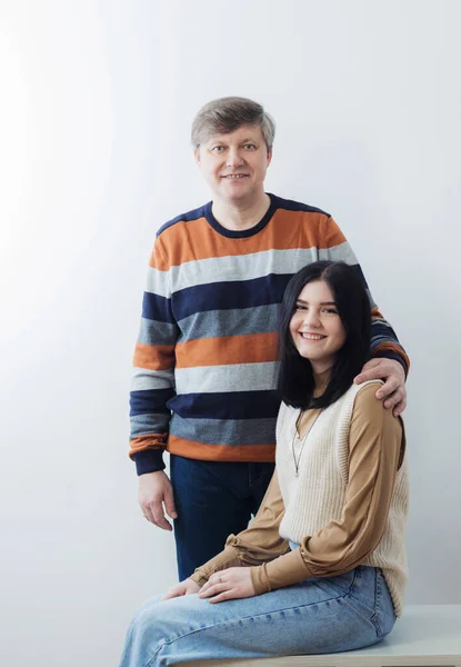 Feliz Padre Adolescente Hija Sobre Fondo Blanco —  Fotos de Stock