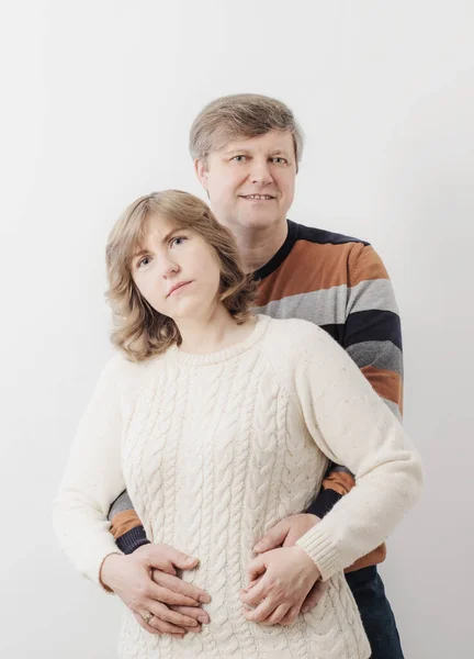 白い壁の背景にいる中年のカップル — ストック写真