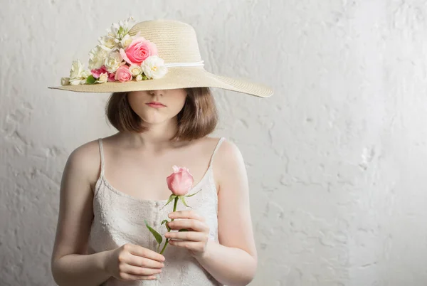 Junges Mädchen Mit Hut Und Blumen — Stockfoto