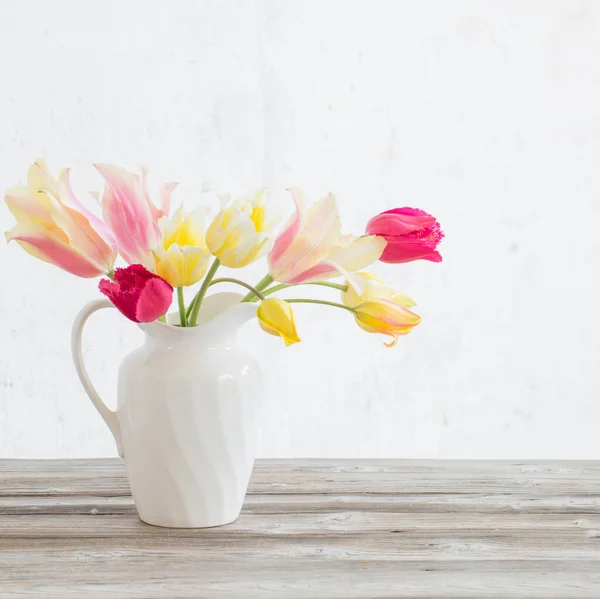 木制背景的白色水壶中美丽的郁金香 — 图库照片